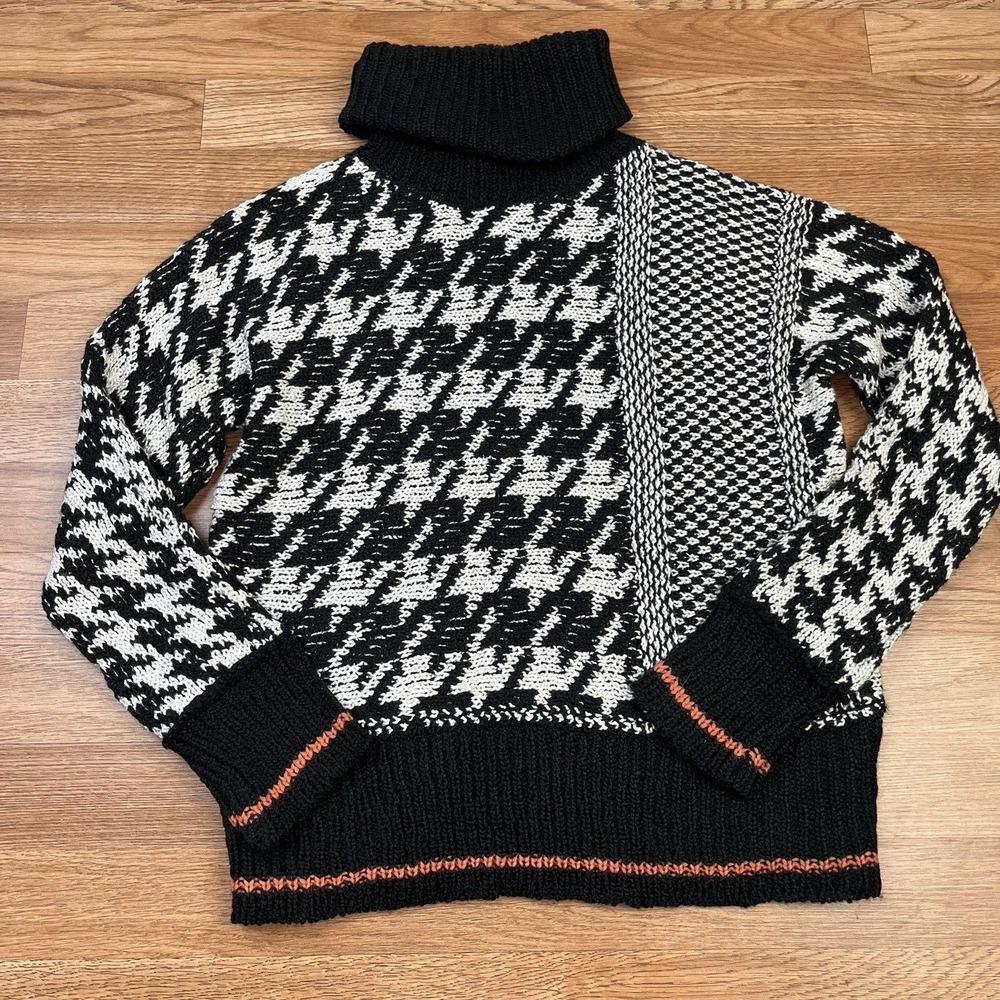 Venus Crop Turtleneck Sweater Women's Size XS Black/White NEW‎